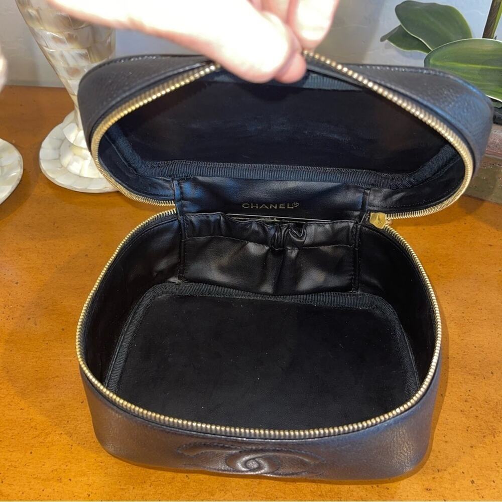 CHANEL Vintage CC Logo Caviar Leather Vanity Case Black - Picture 7 of 10